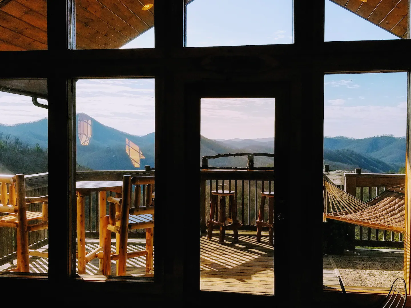 You can take a look outside even while relaxing indoors.
