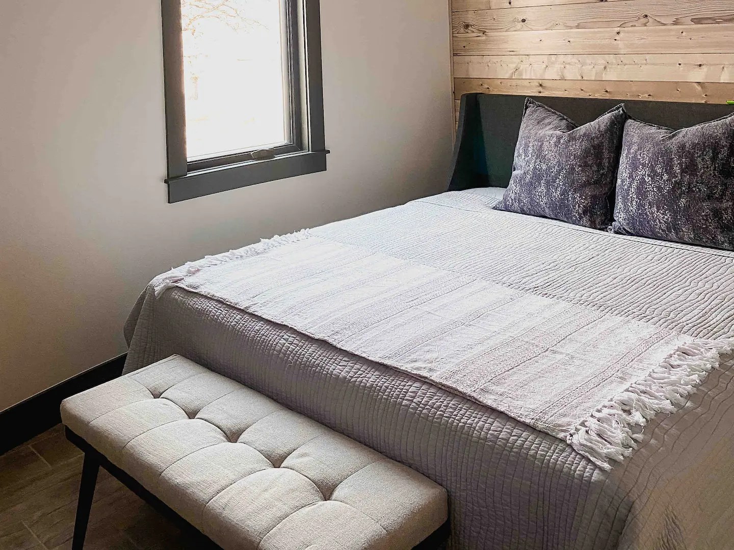 A king-sized bed on the bedroom