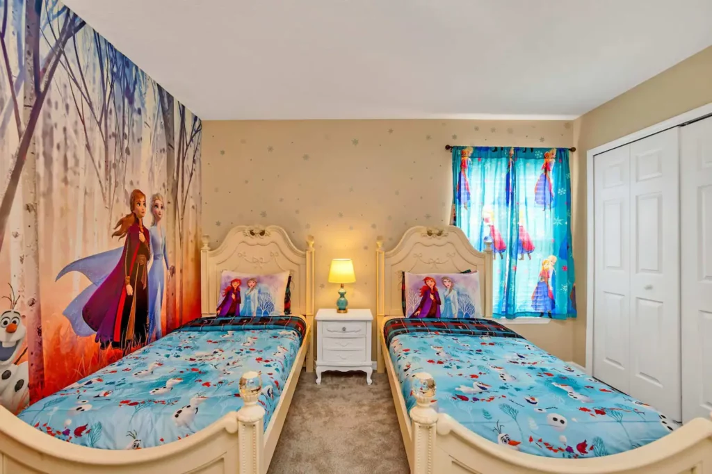 Frozen-themed bedroom number 6