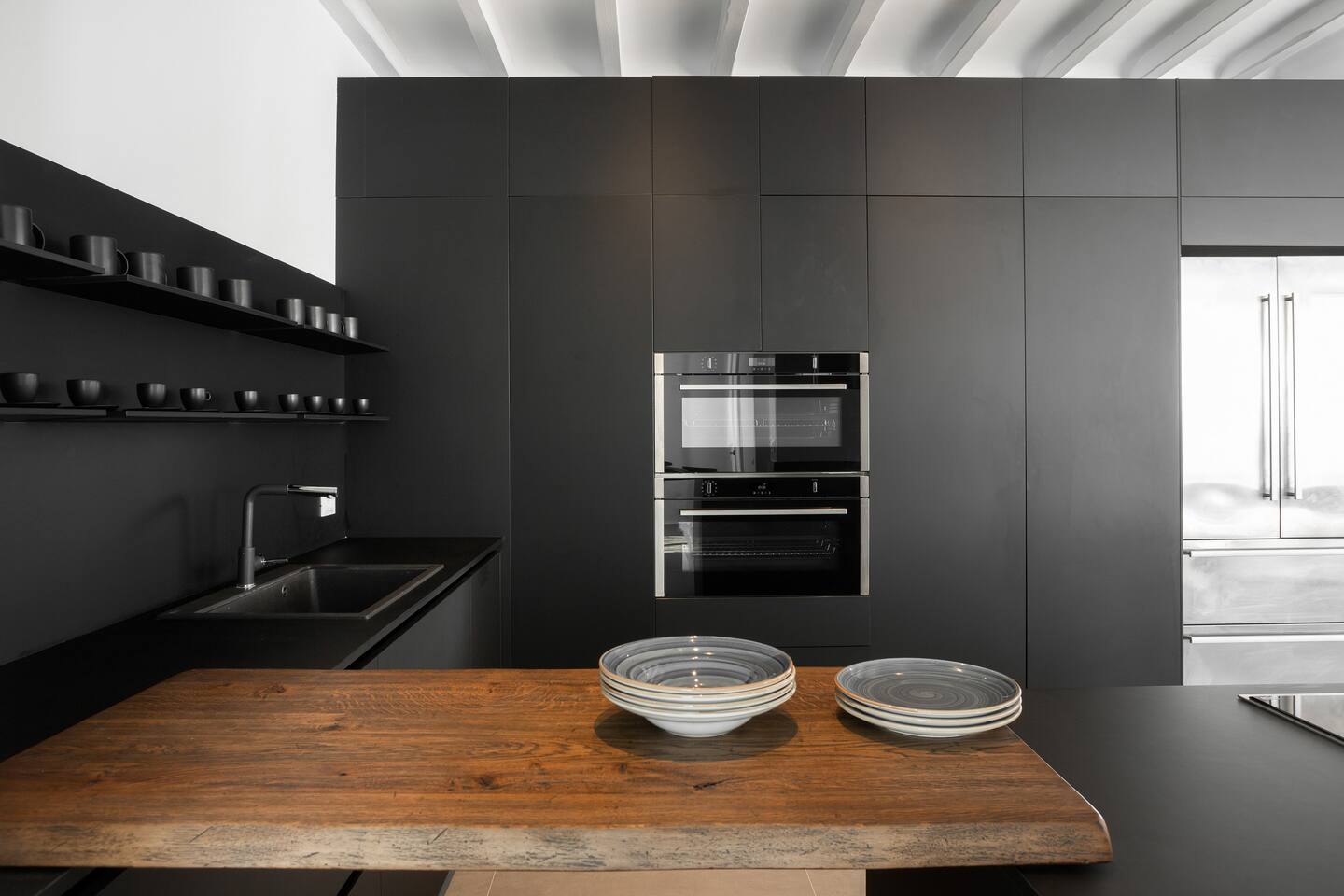 Elegant and fully equipped modern kitchen.
