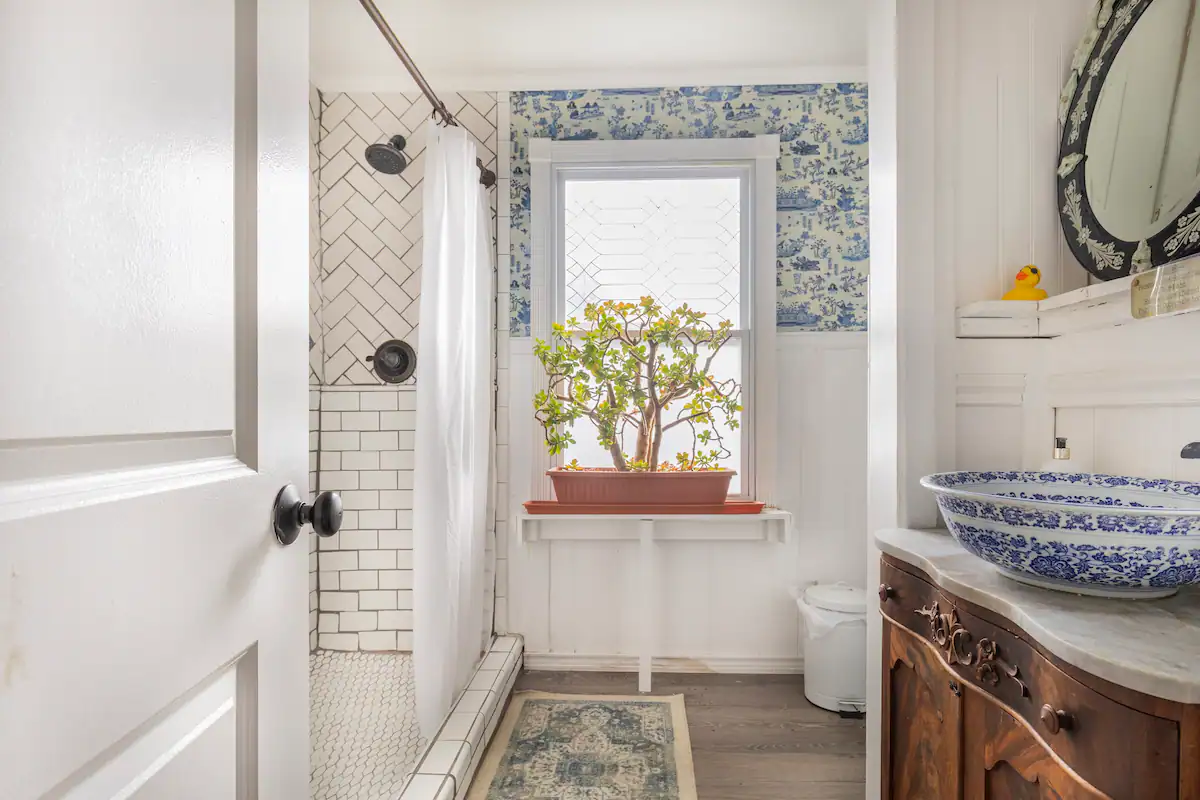 Fully equipped bathroom with bath tub.