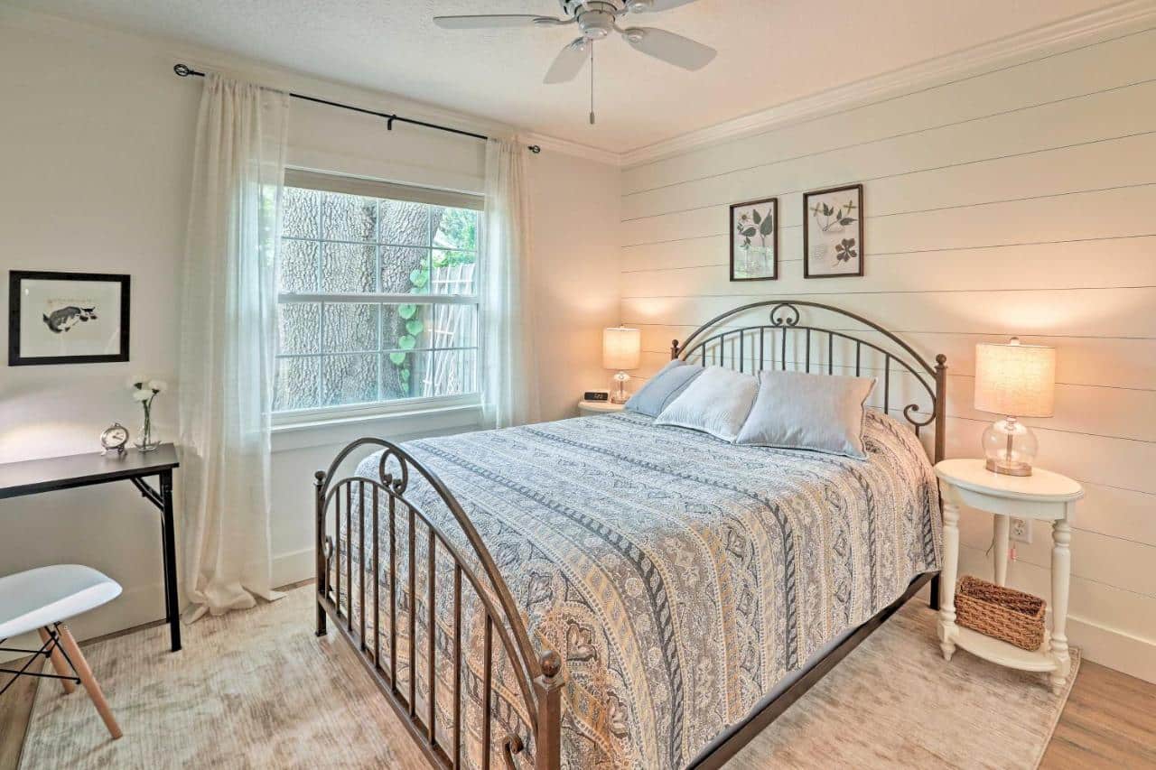 Bedroom 1: Queen Bed