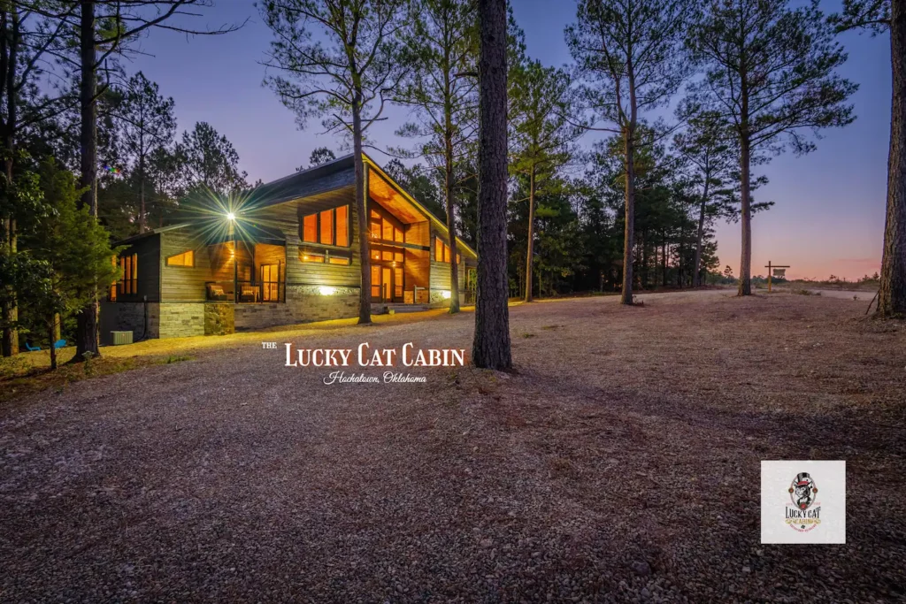 Lovely modern Airbnb with hot tub in Oklahoma

The Lucky Cat Cabin

Location: Broken Bow, Oklahoma
