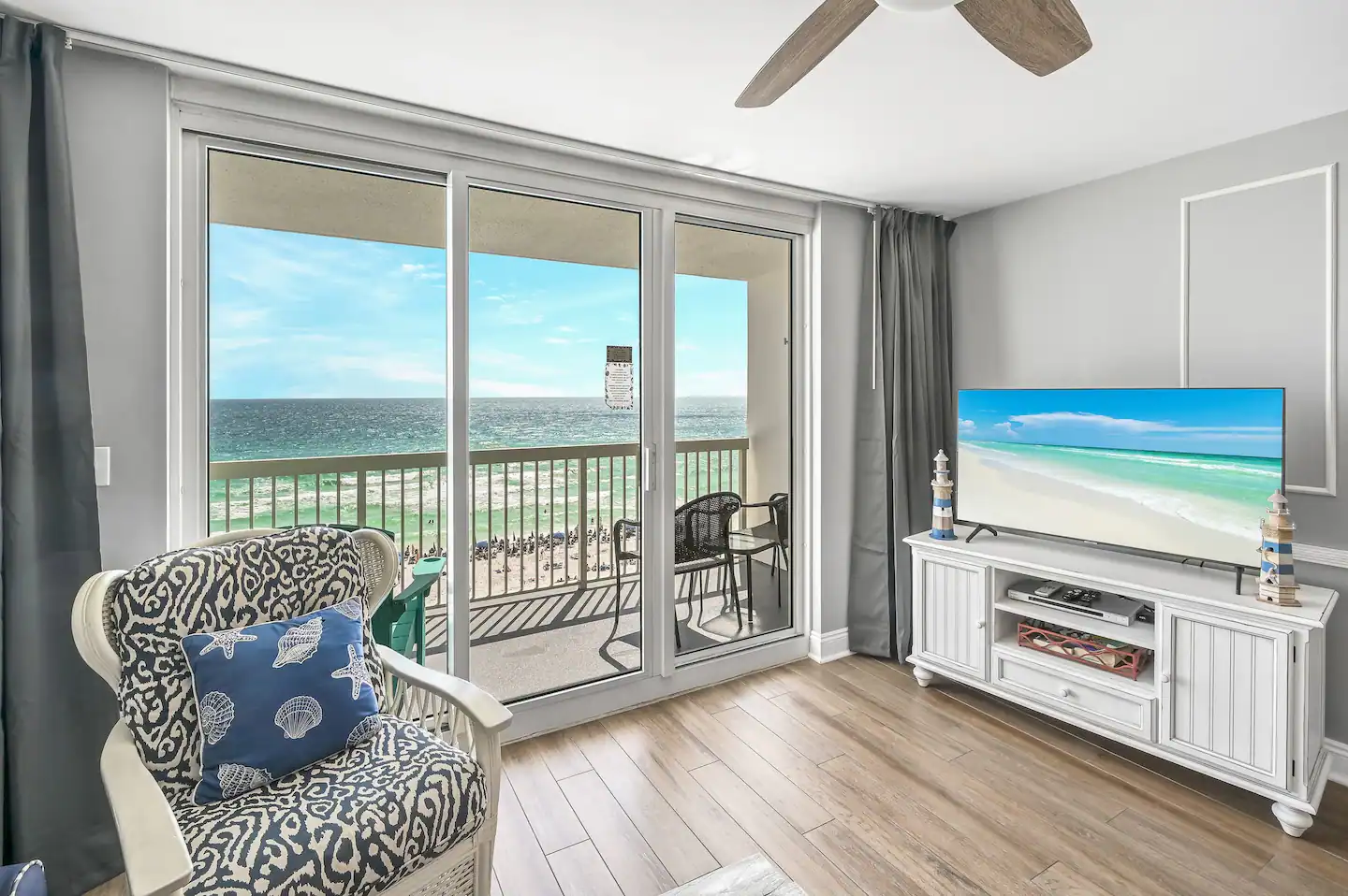 Modern living room with complimentary Netflix at 50 inch UHD flat screen TV.